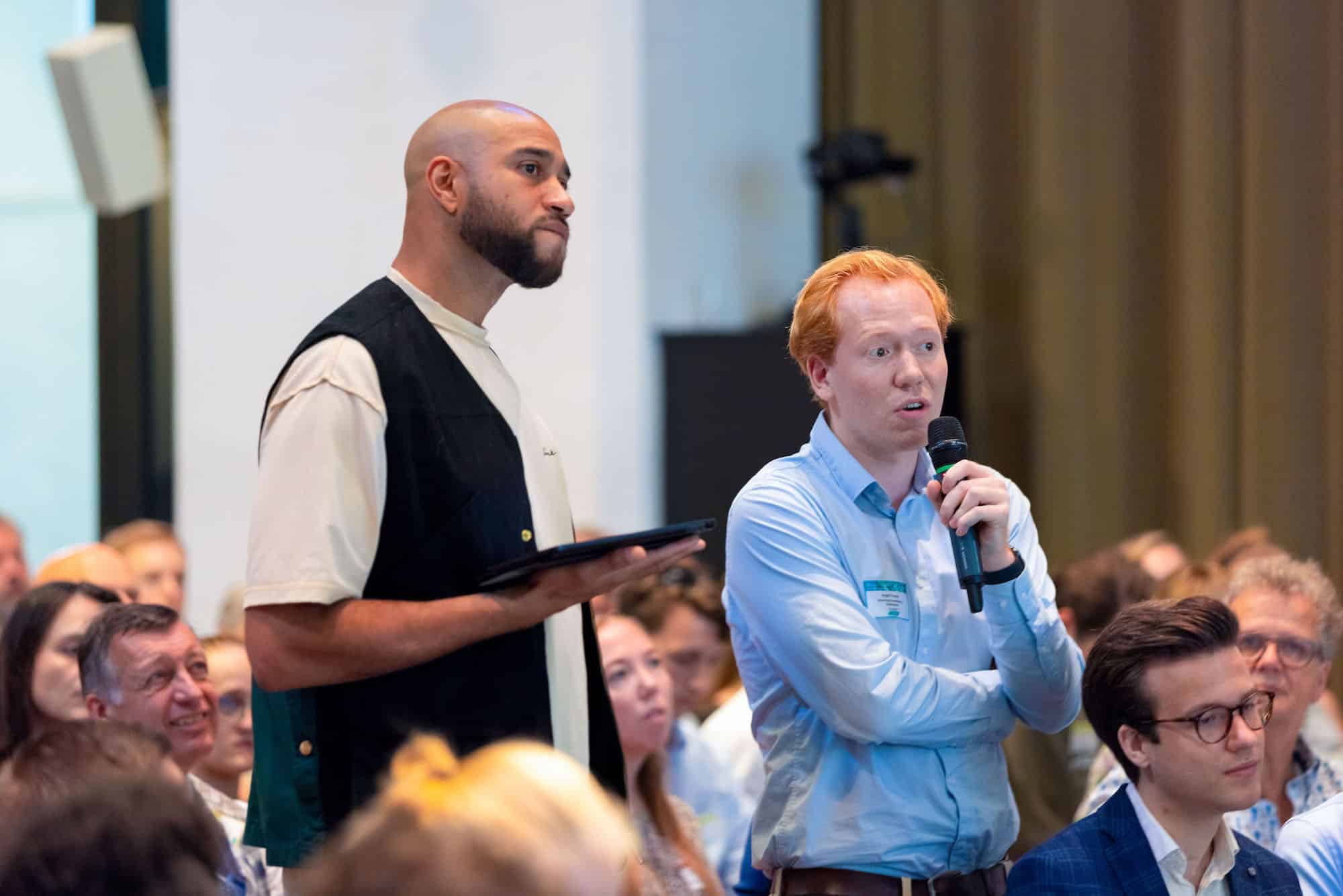 Rogier asking a question during the student housing congres Kences